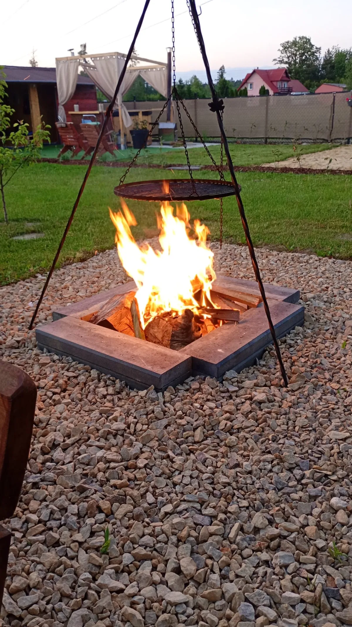 Kamienne Palenisko i Grill Trójnóg