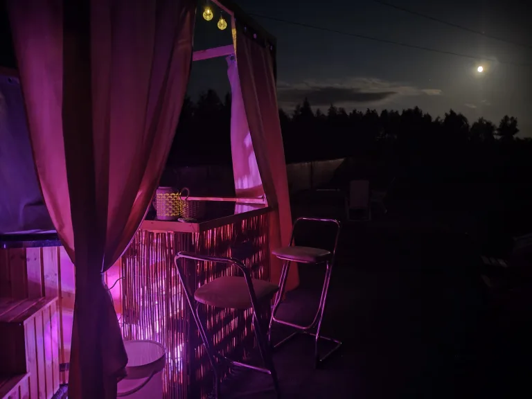 Balia jacuzzi nocą pod księżycem